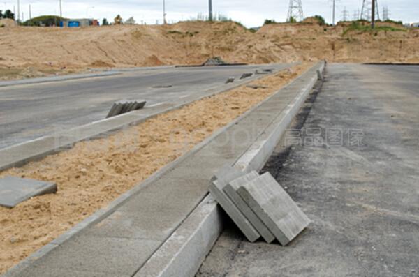 公路建設。路面瓷磚人行道