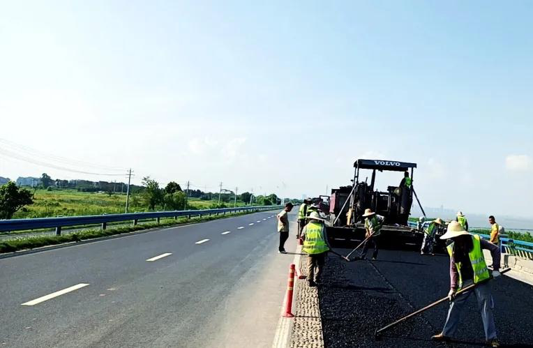 安徽巢湖:公路養(yǎng)護(hù)人戰(zhàn)高溫斗酷暑保道路通暢
