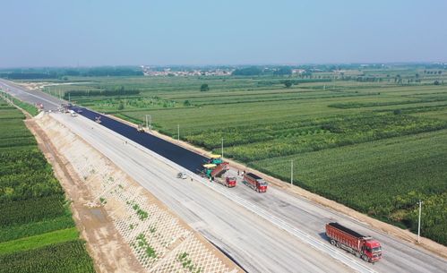 石衡高速辛集段進行路面鋪設(shè)
