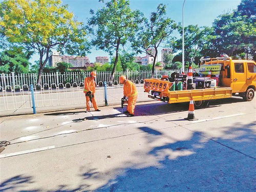 將水泥路變?yōu)r青路 同新路 白改黑 路面提升預(yù)計(jì)下月完工