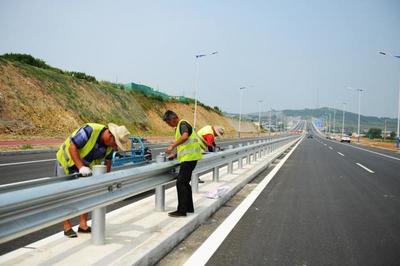 煙臺濱海路蓬萊段公路工程完成全路段瀝青鋪設，助力區域交通升級