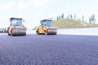 尋龍高速建設新進展 ATB-25上基層試驗段啟動攤鋪，路橋附屬工程勞務分包同步推進