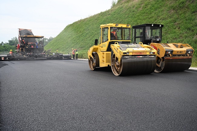 離通車更近了！自貢榮縣快速通道瀝青路面鋪筑加速推進